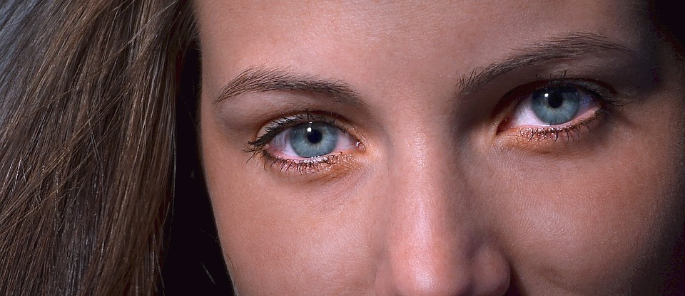 ženské oči