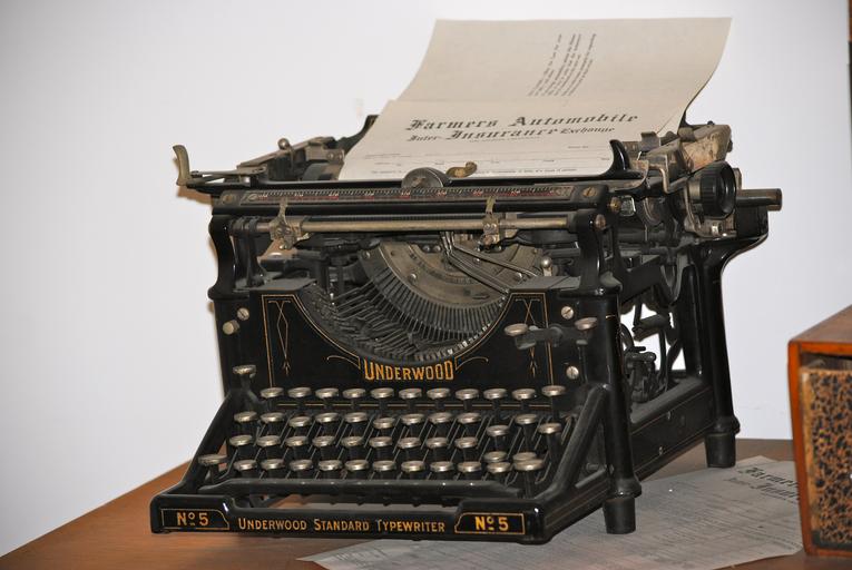 starý psací stroj.jpg