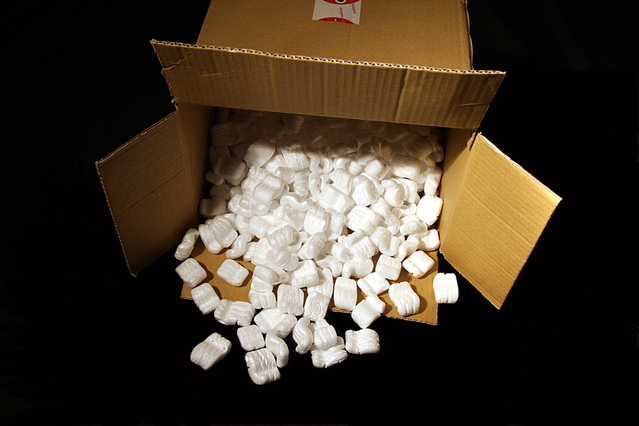 papírová krabice s polystyrenovou výplní