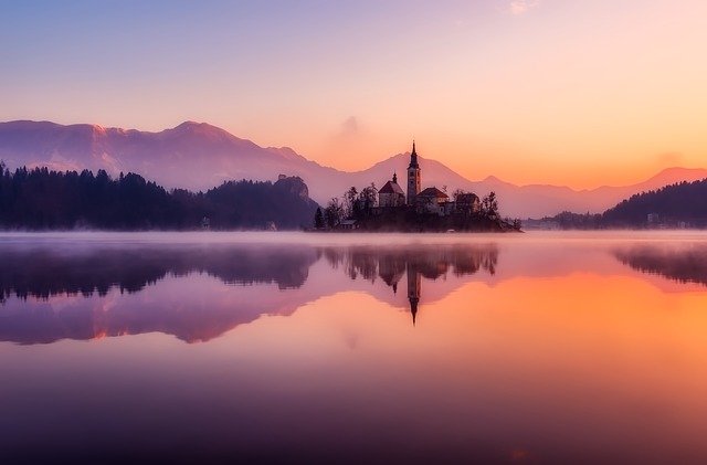 výhled na jezero ve Slovinsku